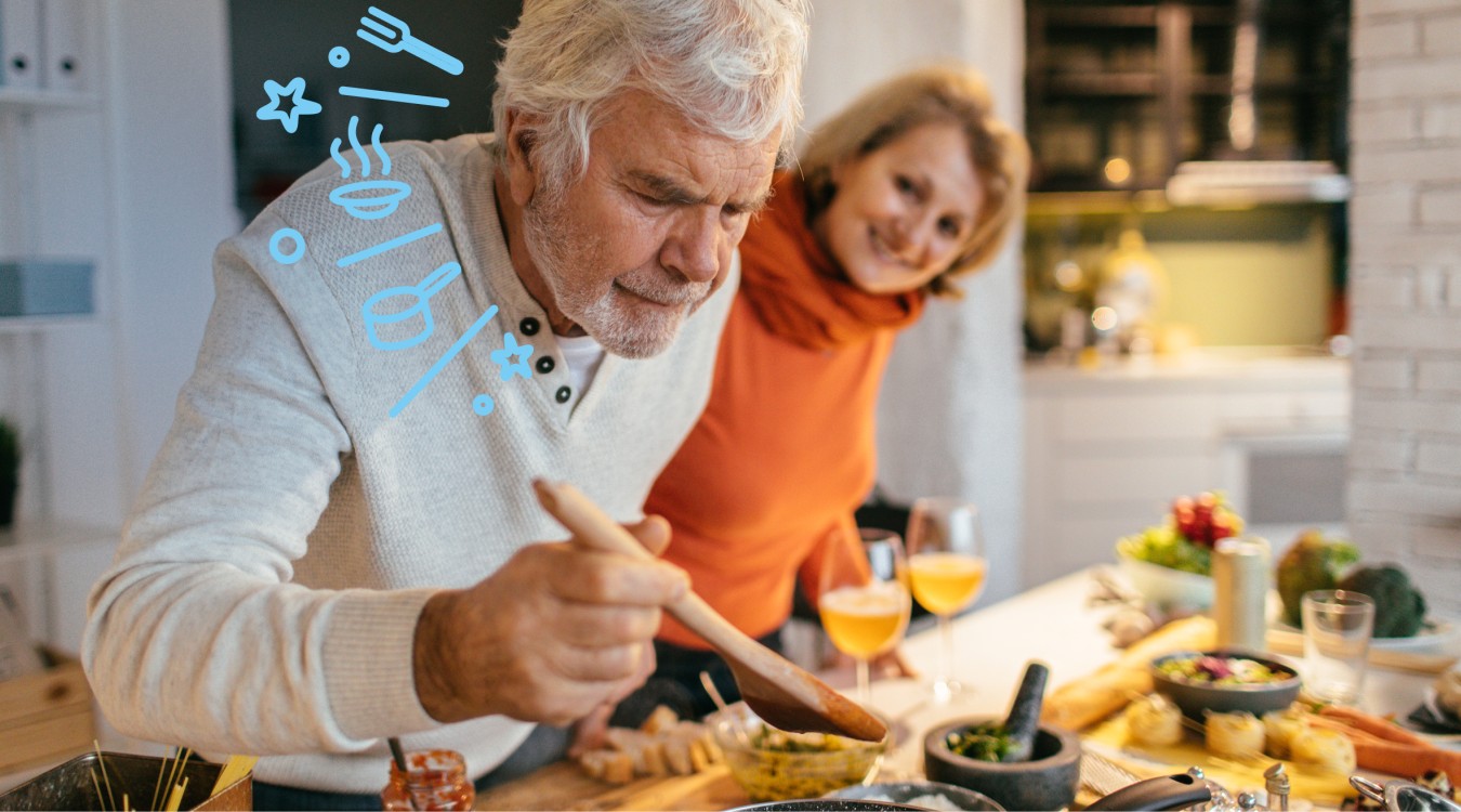 Un couple en train de faire la cuisine