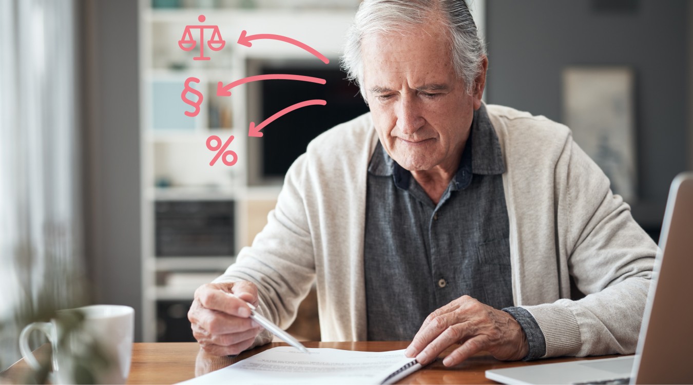 Un homme lit des formulaires