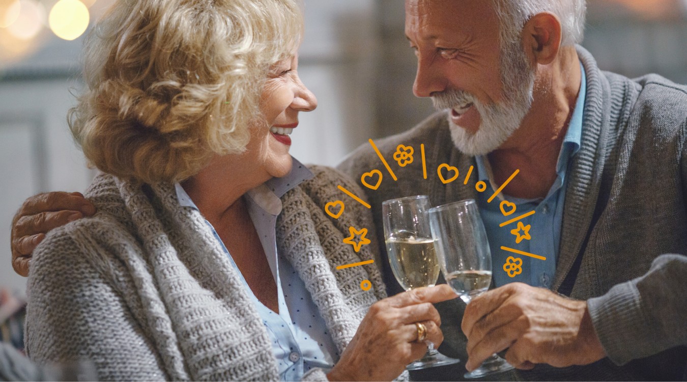 Paar lacht sich verliebt an