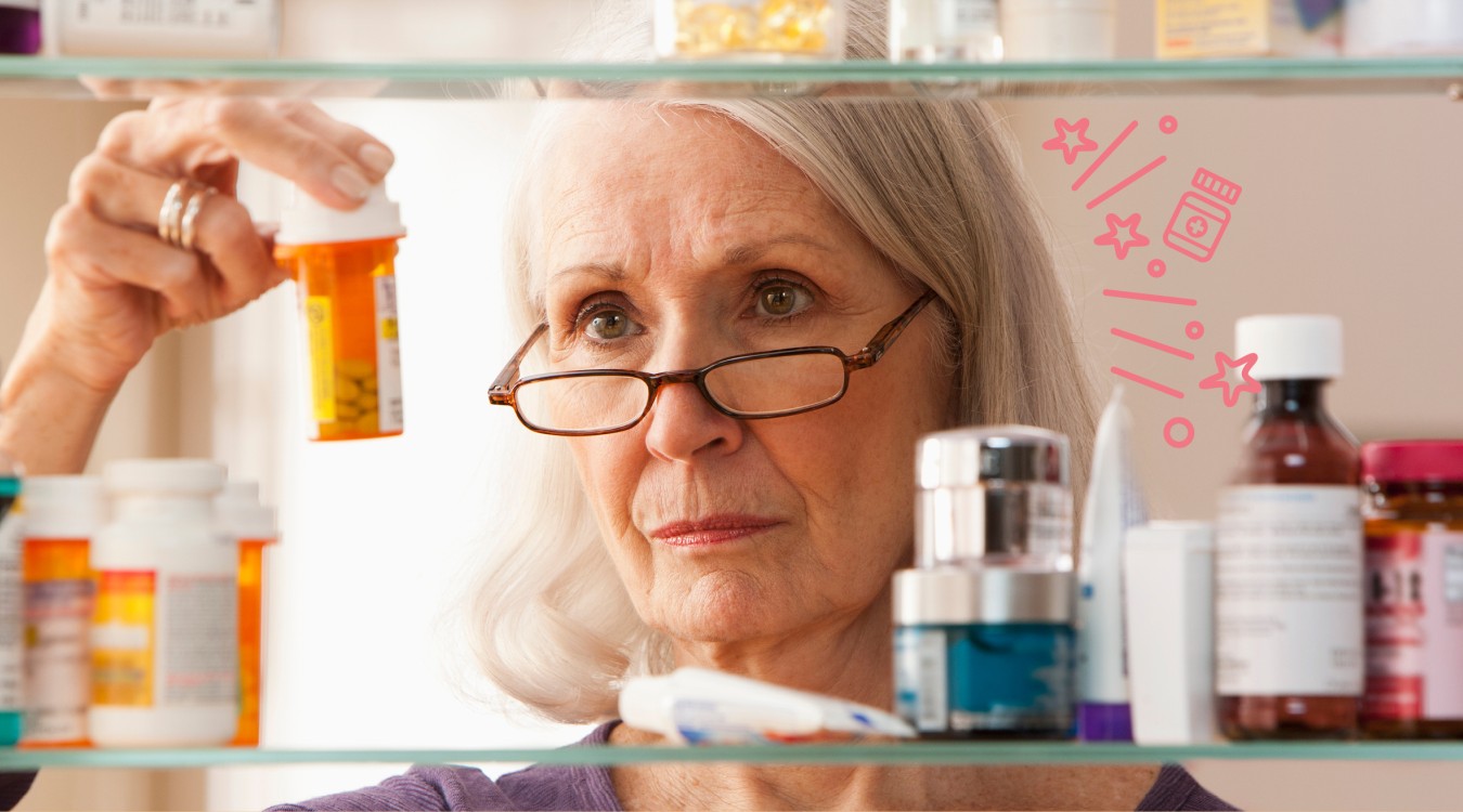 Frau steht vor Medikamentenschrank.