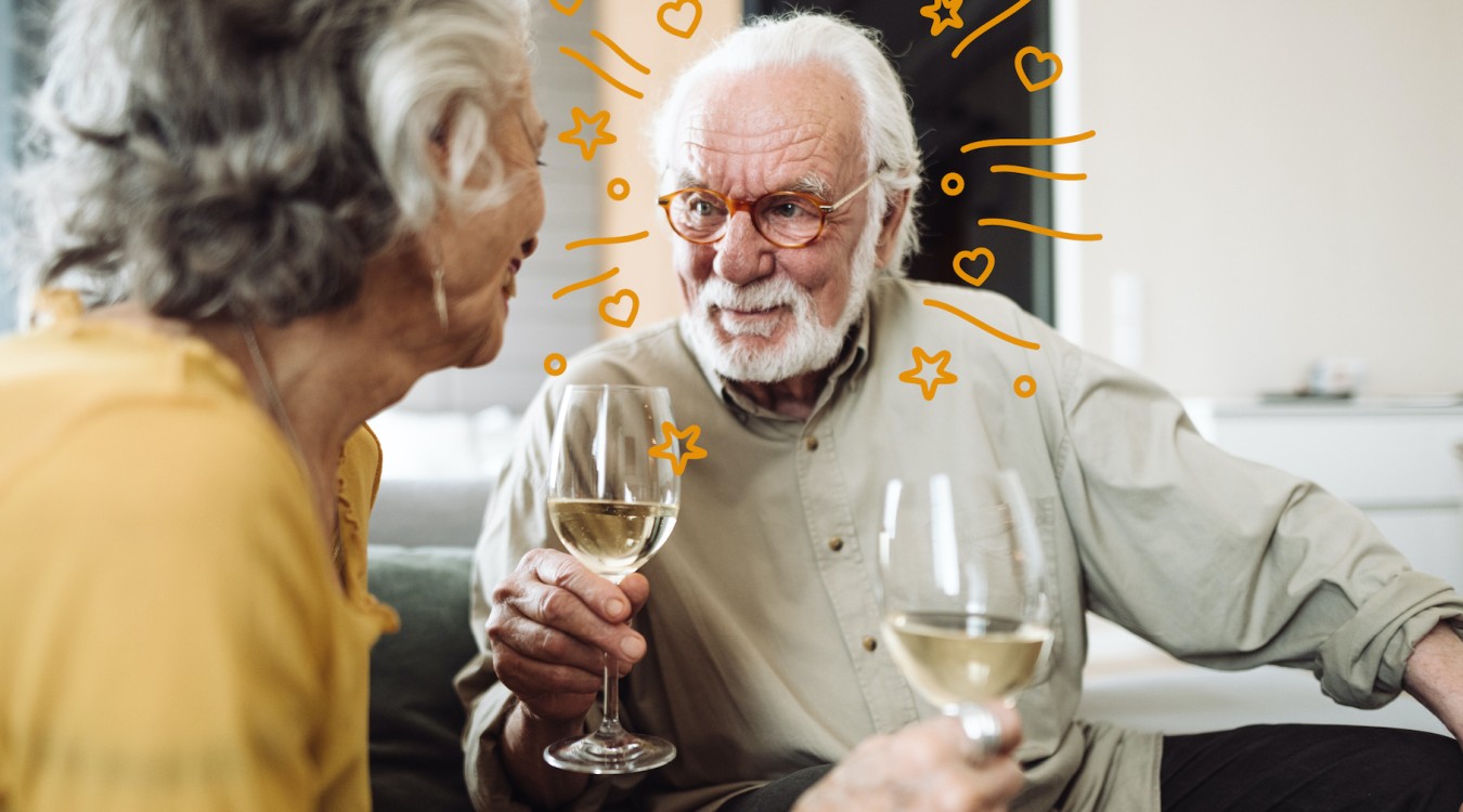 Altes Ehepaar trinkt Wein