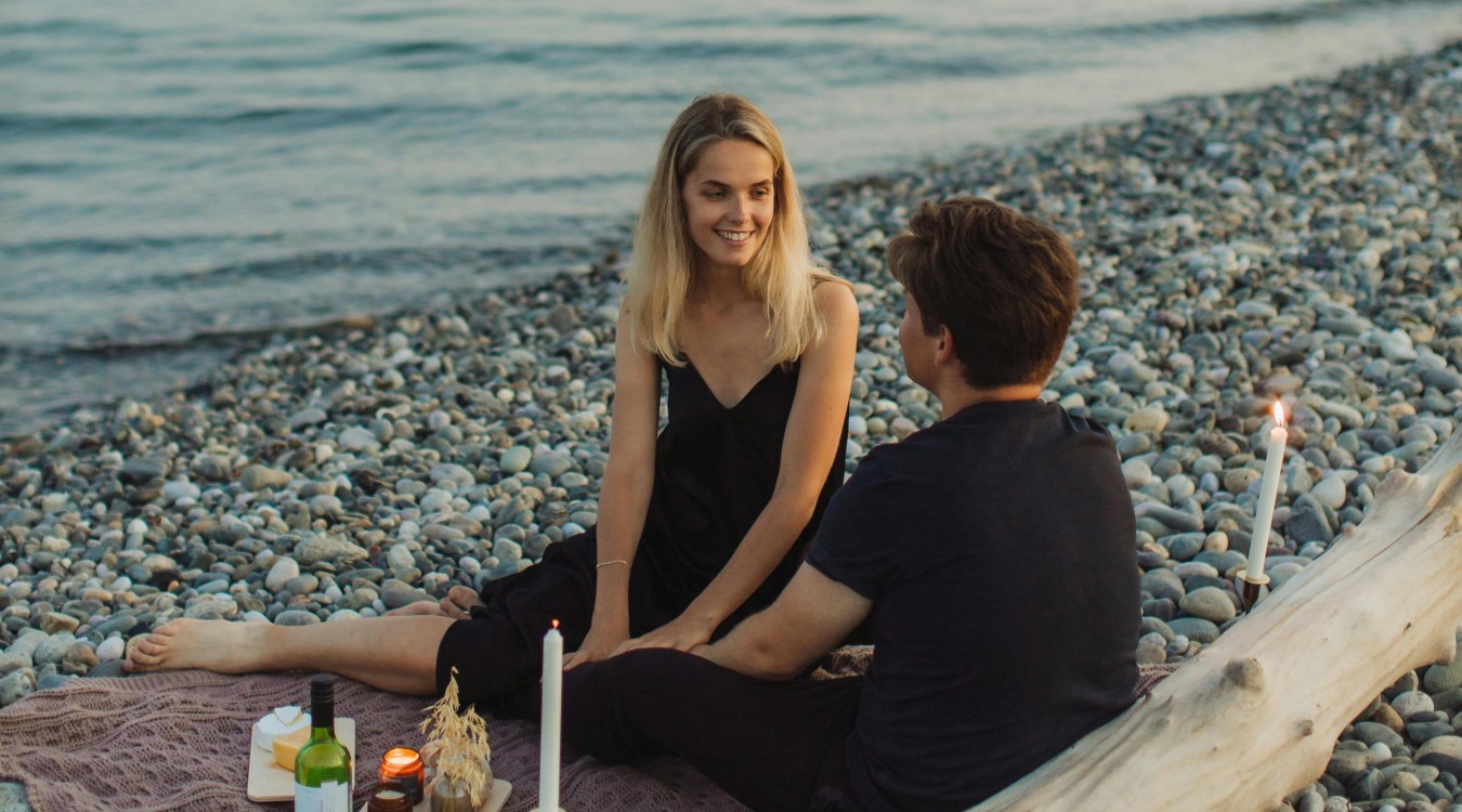 Ein junges Paar am Strand