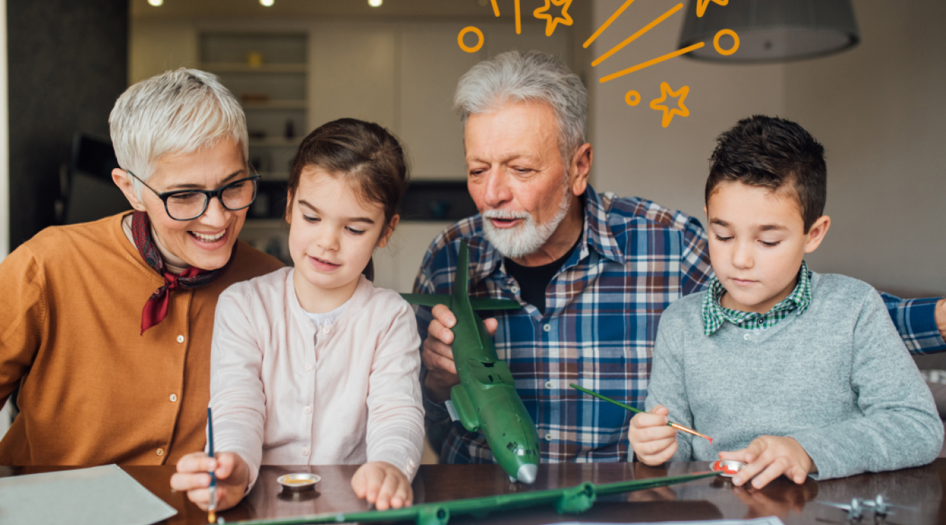 Grosseltern spielen mit Enkelkindern