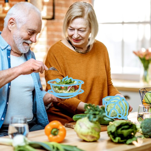 2 Personen mit Salatteller