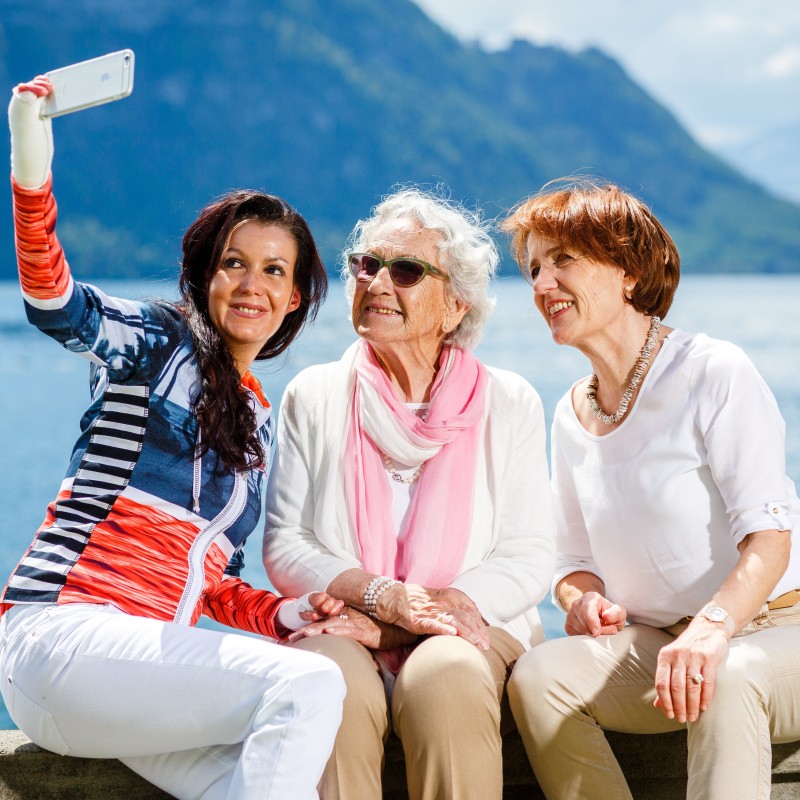 Drei Frauen an einem See.