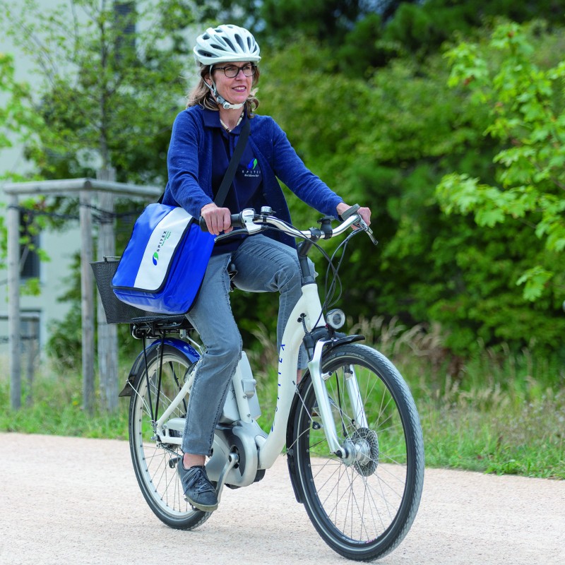 Spitex-Mitarbeiterin auf dem Velo