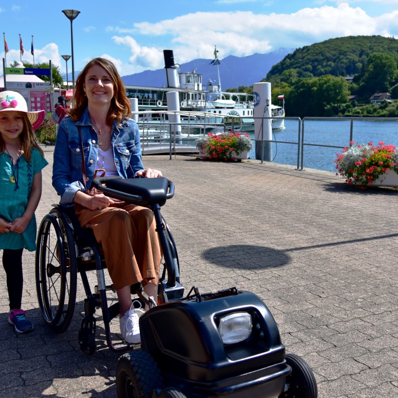 Gemeinsam unterwegs am Ufer eines Sees.