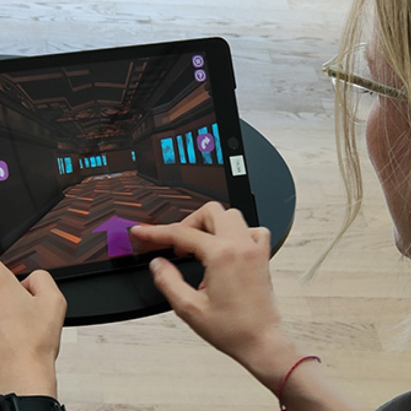 Frau am Lösen der Übung