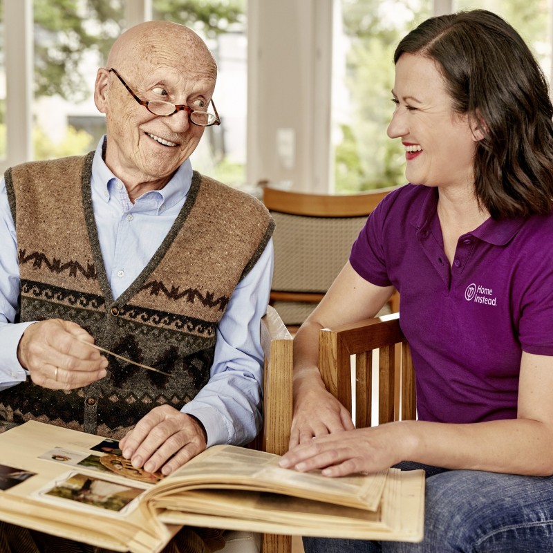 Betreuerin und Senior im Gespräch